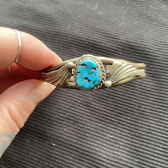 Vintage Navajo Sterling Silver Kingman Turquoise Cuff Bracelet. USA. Small. - Picture 3 of 13
